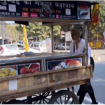 Delhi,s viral vada pav Girls Chandrika Dikshit 